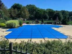 Merlin 10-Year Solid Safety Cover With Drain Panel | Rectangle 16' X 32' | Flush 4' X 8' Right Side Step | Blue | 16W-X-BU